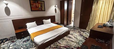 Egyptian cotton sheets, premium bedding, in-room safe, WiFi (free)