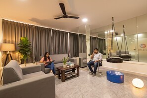 Coin salon dans le hall