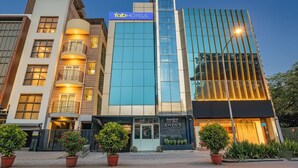 Un moderno edificio di un hotel con il cartello 'fabHOTELS', un ingresso ben visibile e il ristorante 'Joven's'.