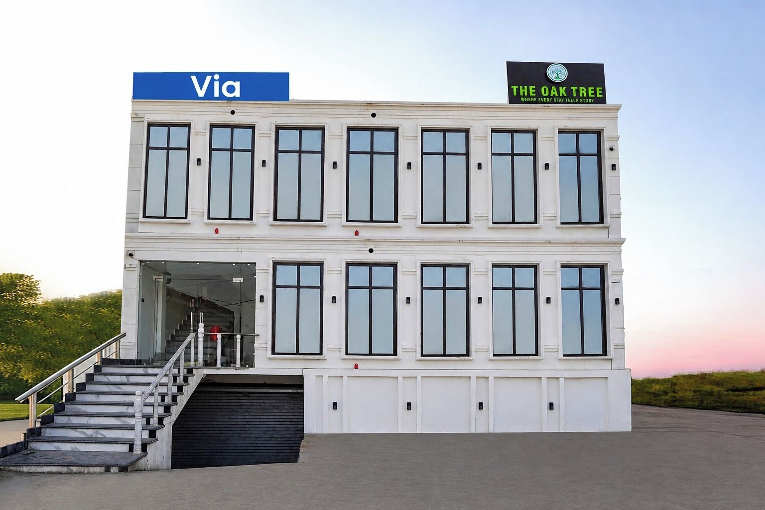 Un edificio de varios pisos con un cartel que indica 'Via' y 'The Oak Tree', hotel.