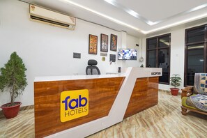 Quầy tiếp tân