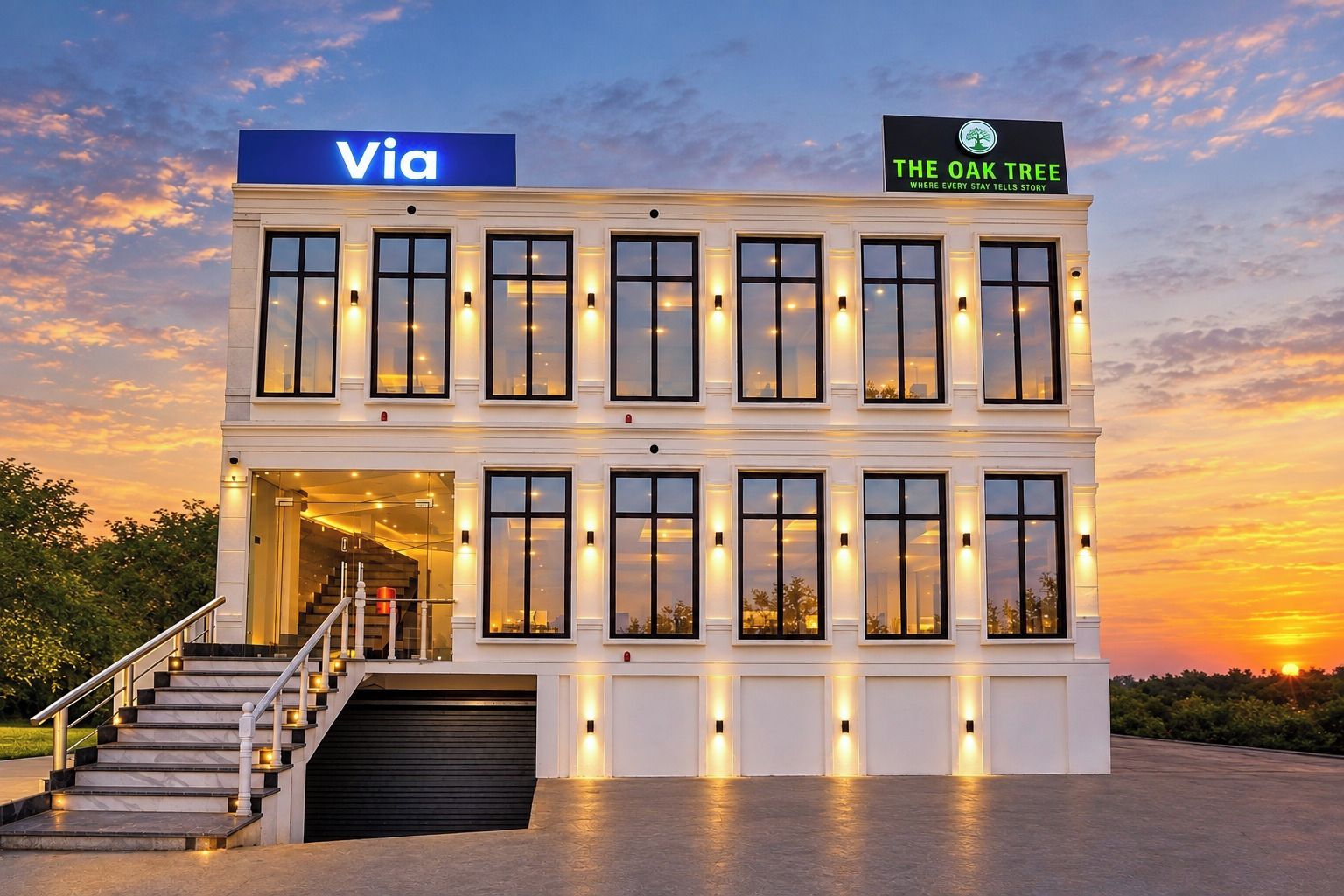 Un edificio de varios pisos con un cartel que indica 'Via' y 'The Oak Tree', hotel.