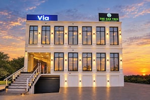 A multi-story building with a sign for 'Via' and 'The Oak Tree' hotel. - Fabhotel The Oak Tree (Faizabad)