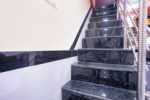 Lobby - Fabexpress Raj Palace (Mumbai)