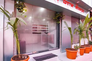 Property entrance - Fabexpress Raj Palace (Mumbai)