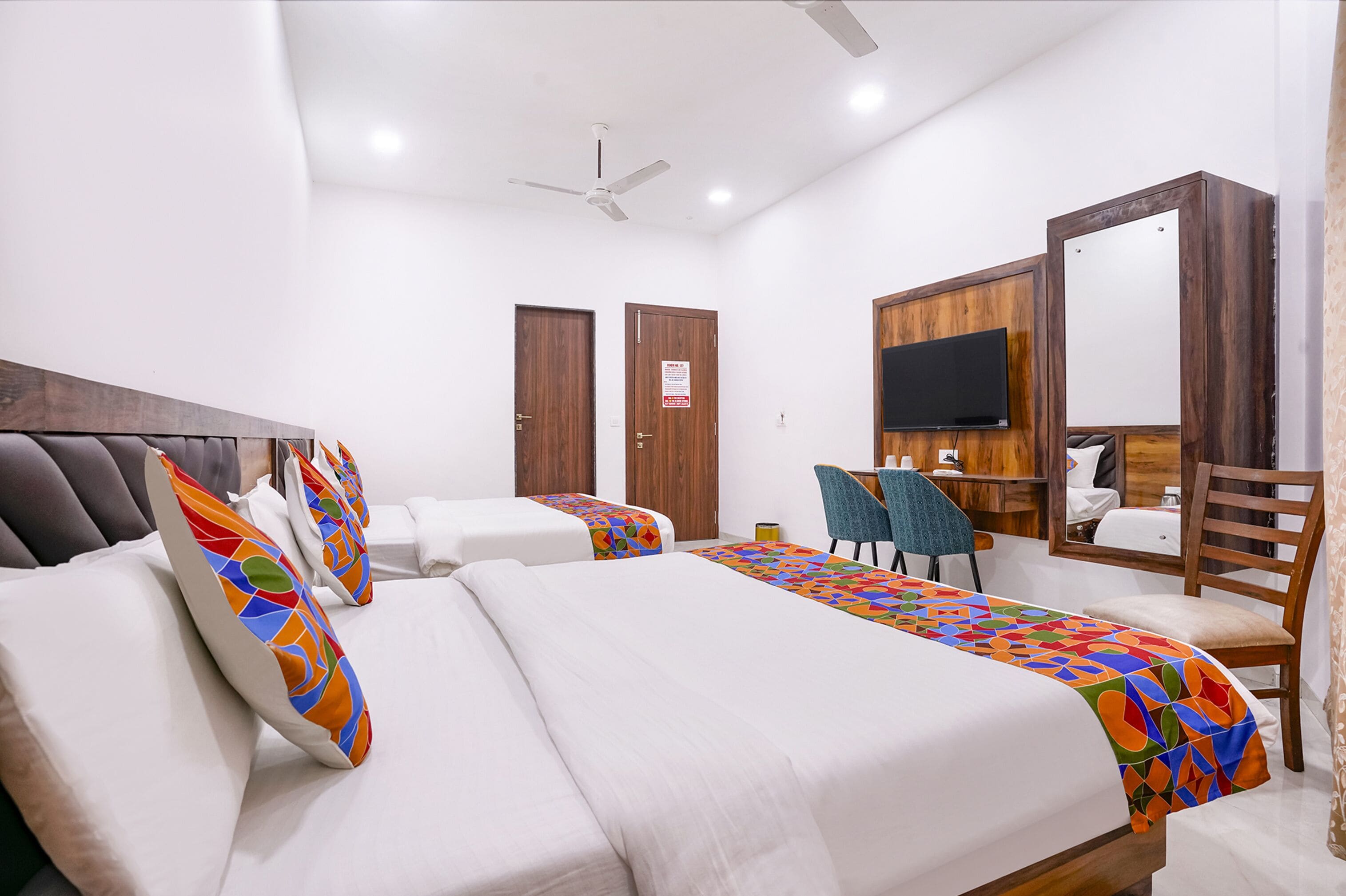 ملاءات من القطن المصري وأغطية فراش متميزة وخزنة داخل الغرفة