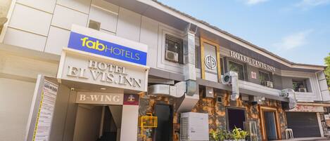 Un hôtel appelé « Hotel Elvis Inn », avec une enseigne « fab hotels » au-dessus de l’entrée.