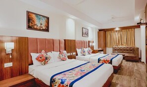 Egyptian cotton sheets, premium bedding, in-room safe - Fabhotel The Kailash Dev (New Delhi)