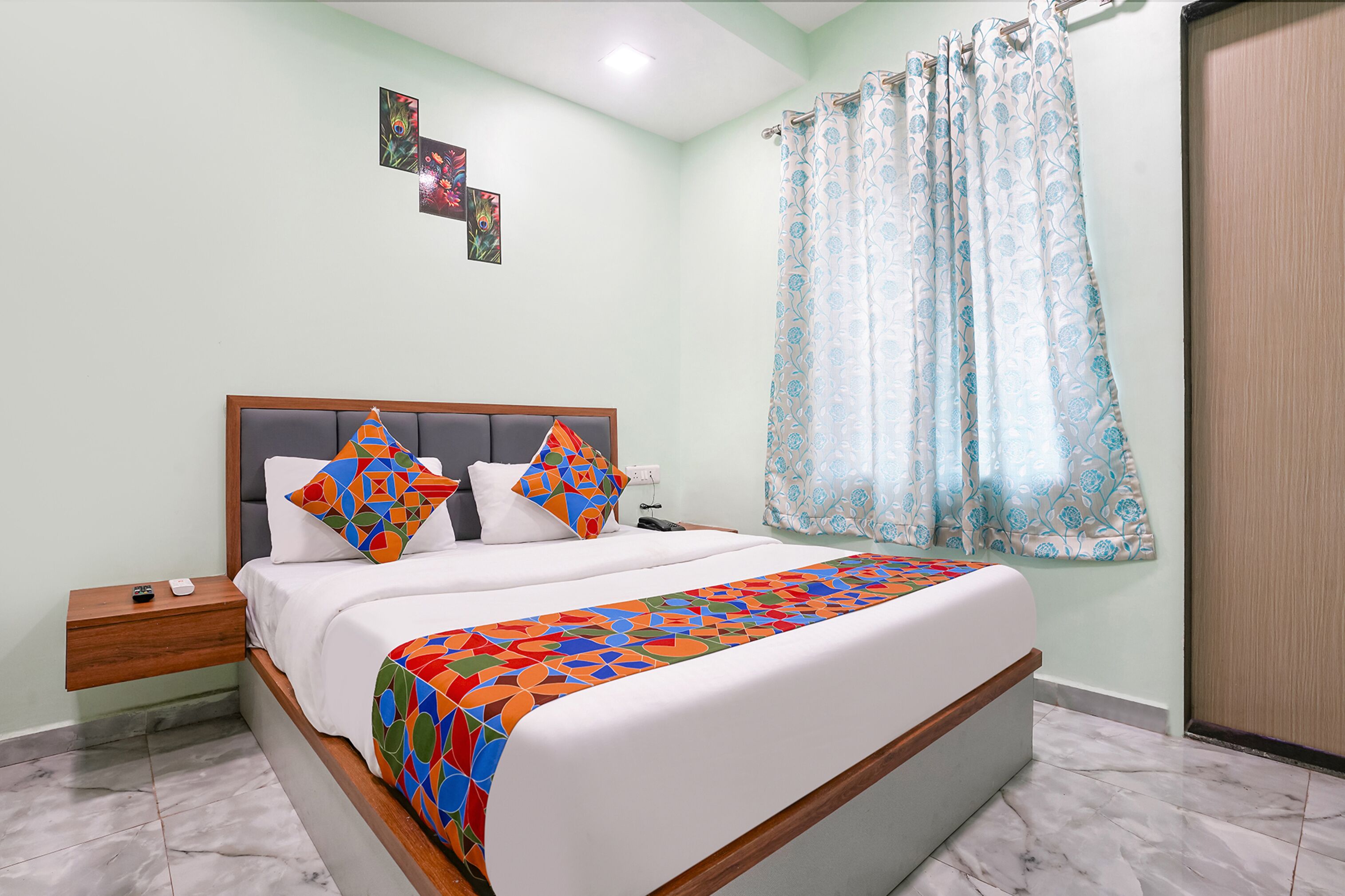 Egyptian cotton sheets, premium bedding, in-room safe, desk