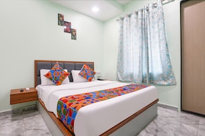 Egyptian cotton sheets, premium bedding, in-room safe, desk