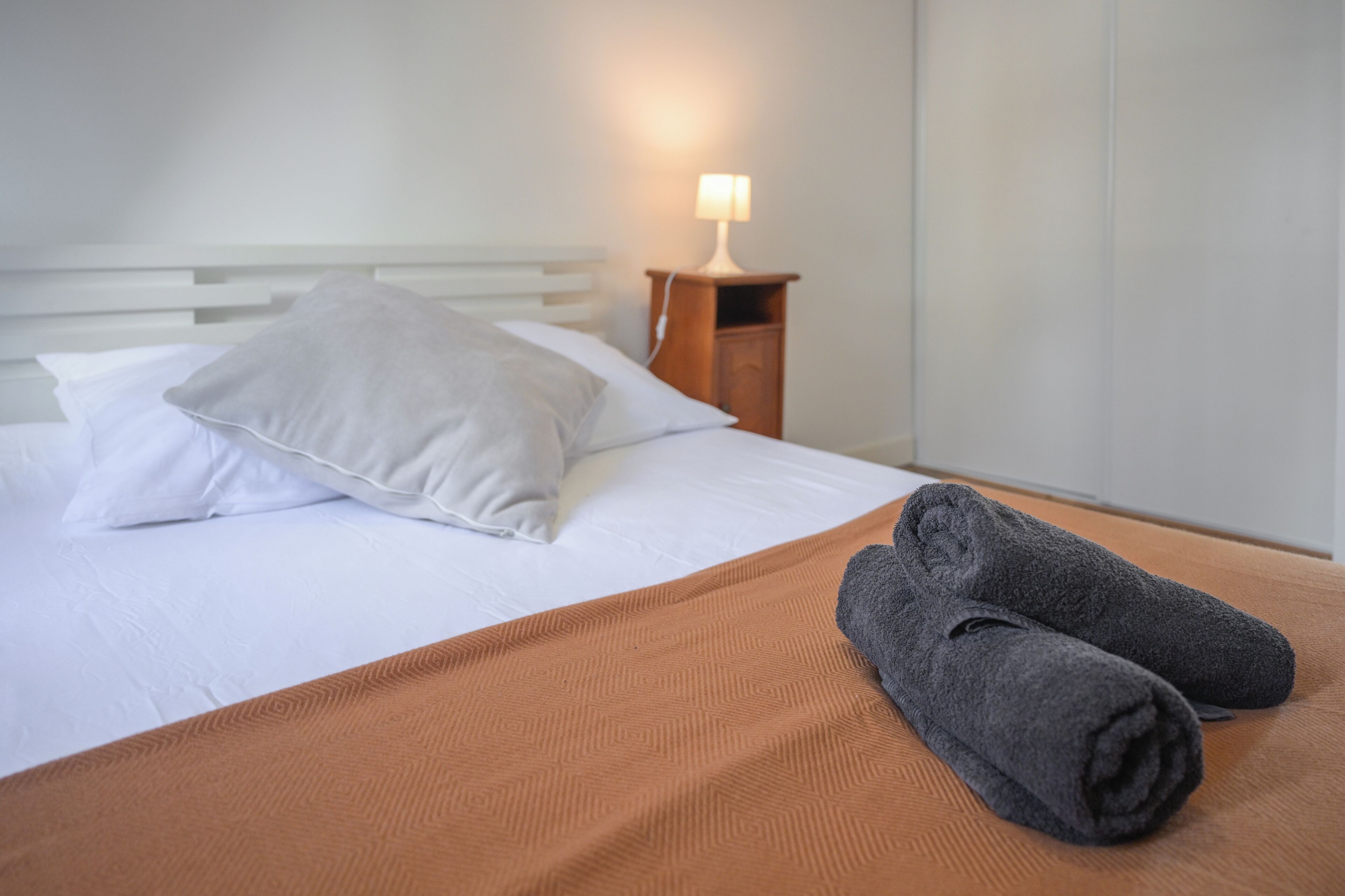 2 slaapkamers, een bureau, een strijkplank/strijkijzer, reisbedje