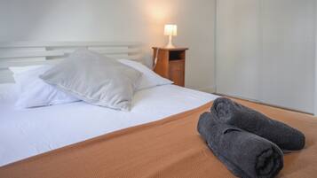 2 slaapkamers, een bureau, een strijkplank/strijkijzer, reisbedje