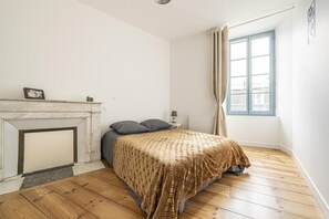 2 habitaciones, tabla de planchar con plancha y cuna de viaje 