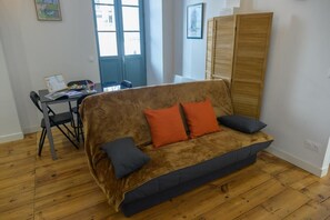 Smart TV, books, offices - Le Doux Séjour : Charm, Center & Parking (6p) (Pau)
