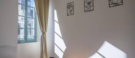 2 chambres, bureau, fer et planche Ă repasser, lit parapluie