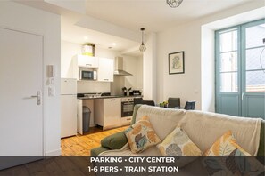 Smart TV, books, offices - Le Doux Séjour : Charm, Center & Parking (6p) (Pau)