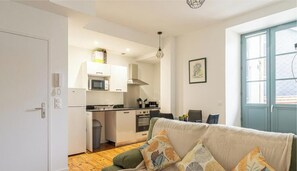 智能电视、书、办公室