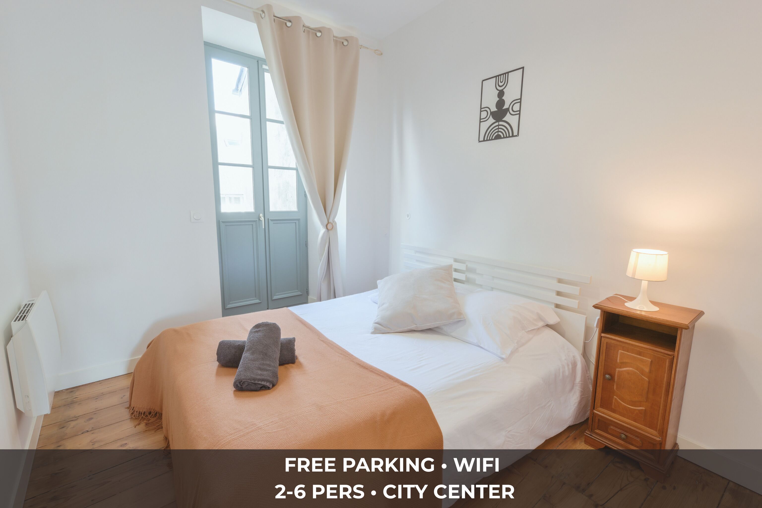 2 slaapkamers, een bureau, een strijkplank/strijkijzer, reisbedje