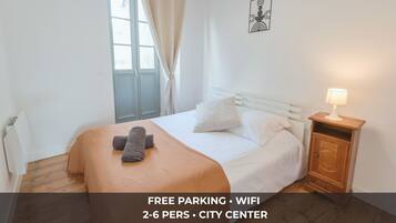 2 slaapkamers, een bureau, een strijkplank/strijkijzer, reisbedje