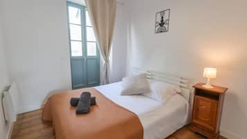 2 bedrooms, desk, iron/ironing board, travel crib