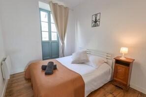 2 bedrooms, desk, iron/ironing board, travel crib