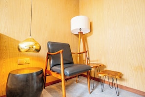 1 Schlafzimmer, individuell dekoriert, Schreibtisch