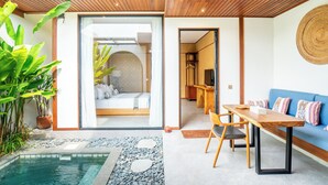Ein modernes Interieur mit Pool, Essbereich und Schlafzimmer mit Blick.