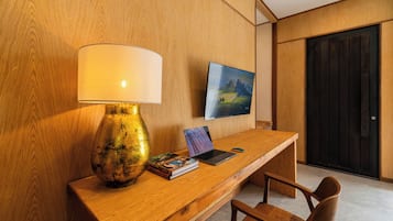 1 kamar tidur, didekorasi berbeda-beda, dan meja kerja
