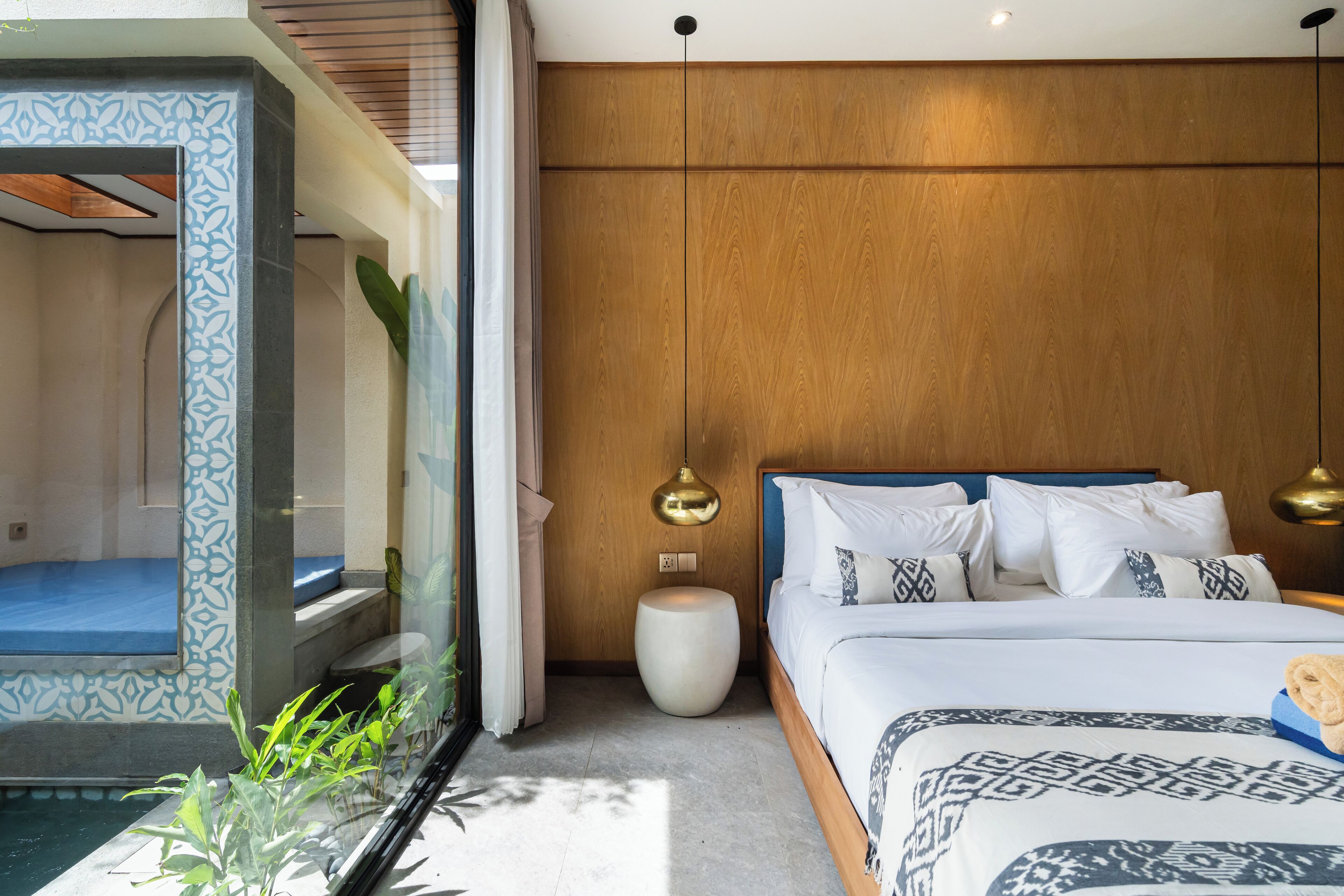 1 bedroom, individually decorated, desk, laptop workspace