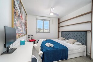 2 bedrooms, iron/ironing board, WiFi, bed sheets - 2Bdr Apt in Juan-les-Pins,2 Min to Beach + Parking (Antibes)