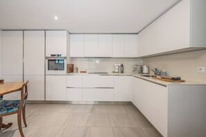 Fridge, microwave, oven, stovetop - 2Bdr Apt in Juan-les-Pins,2 Min to Beach + Parking (Antibes)