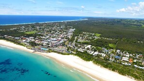 On the beach - Cavvanbah | April Sun Villa - Construction Zone (Byron Bay)