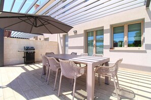 Outdoor dining - Elegant villa with private pool in Bale (Bale)