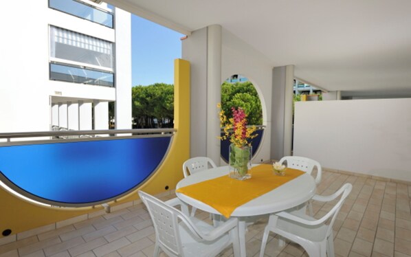 Outdoor dining - Peaceful apartment in the heart of Bibione (Bibione)