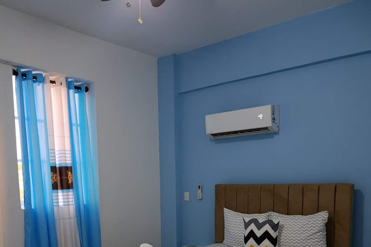 Comfort Studio Suite, 1 Queen Bed, Air conditioning, Executive Level | Bathroom | Shower, hair dryer, heated floors, towels