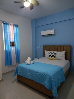 Comfort Studio Suite, 1 Queen Bed, Air conditioning, Executive Level | Bathroom | Shower, hair dryer, heated floors, towels - Hostal Francia (Santiago de los Caballeros)