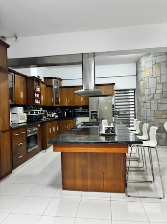 Frigobar, microondas, horno, placa de cocina