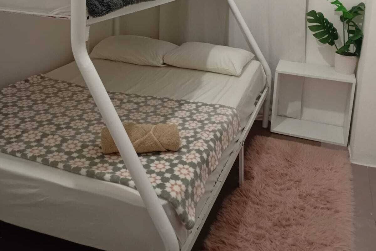 Habitación triple familiar | Ropa de cama hipoalergénica y edredones de plumas