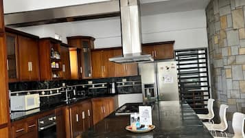 Mini-fridge, microwave, oven, stovetop