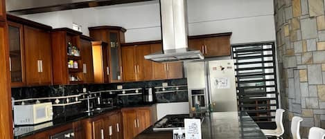 Mini-Kühlschrank, Mikrowelle, Ofen, Herdplatte