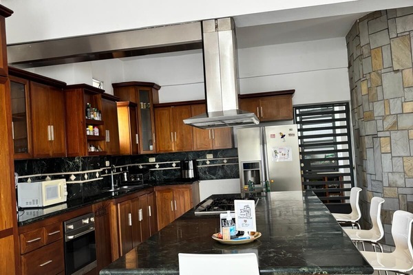 Frigobar, micro-ondas, fogão, cooktop
