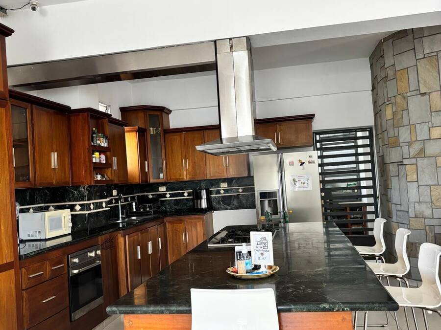 Mini réfrigérateur, micro-ondes, four, plaque de cuisson