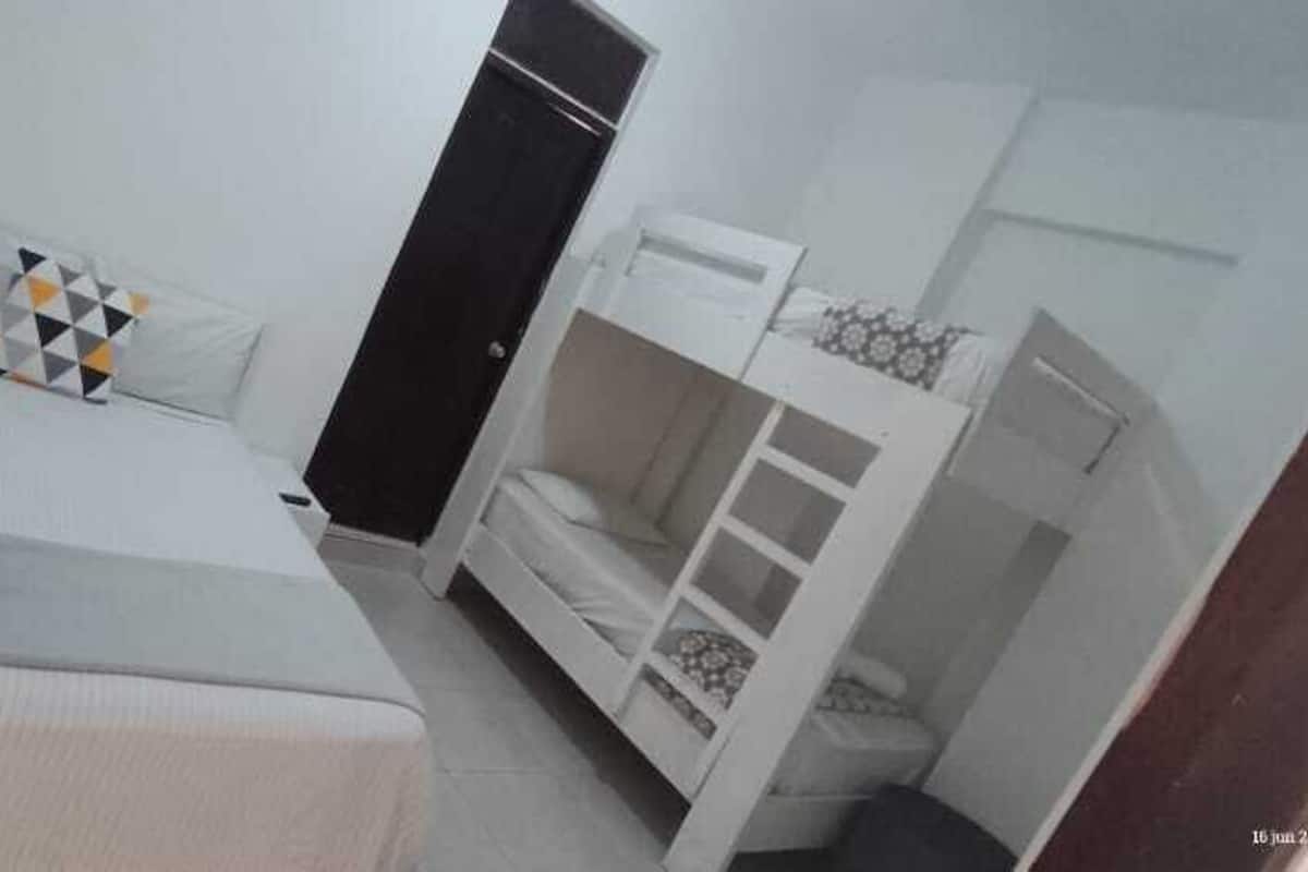 Habitación cuádruple familiar | Ropa de cama hipoalergénica y edredones de plumas