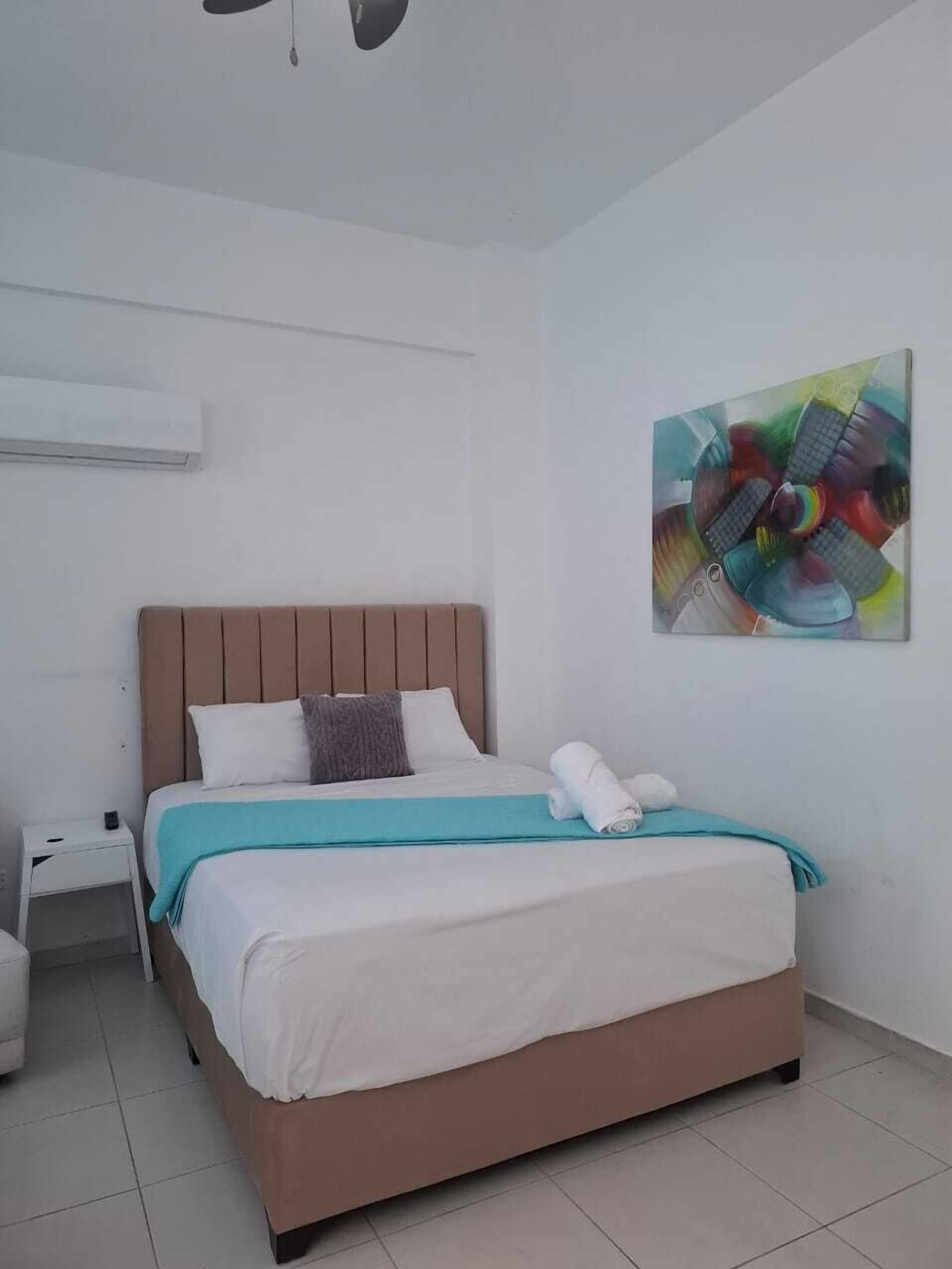Studio Suite Comfort, 1 Tempat Tidur Queen, AC, lantai eksekutif | Seprai antialergi, selimut bulu angsa, dan bantalan ekstra lembut