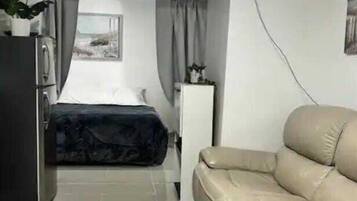 Studio Suite Comfort, 1 Tempat Tidur Queen, pemandangan kota | Area keluarga | Smart TV 43-inci dengan saluran TV digital