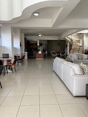 Comfort-studiosviitti, 1 keskisuuri parisänky, kaupunkinäköala | Terassi/patio