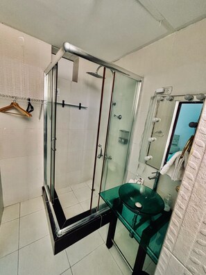 Deluxe Süit, Şehir Manzaralı | Banyo | Duş, saç kurutma makinesi, ısıtmalı zemin, havlu 