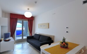 TV - Spacious apartment with a bright outdoor terrace (Bibione)