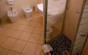 Douche, séchoir à cheveux, serviettes fournies