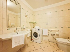 Ducha, secador de pelo y toallas